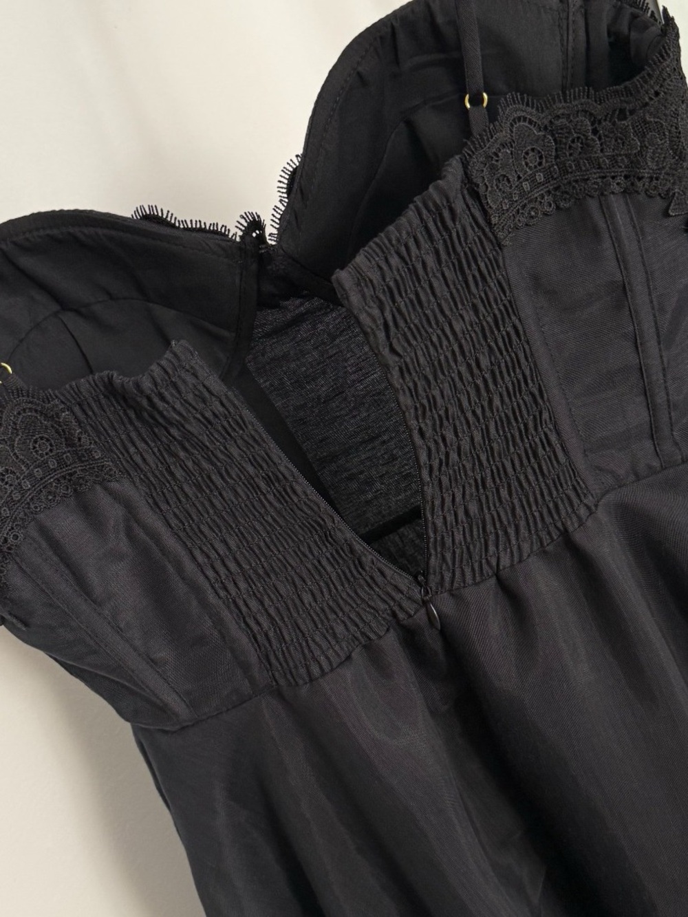 Elegant Black Maxi Dress with Sweetheart Neckline - Picture 3 of 4